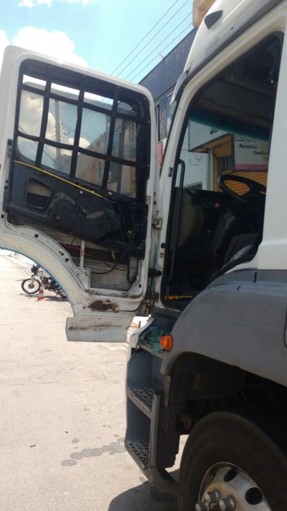 Foto 12: Reparo m?quina de vidro caminh?o scania — LR Automotive